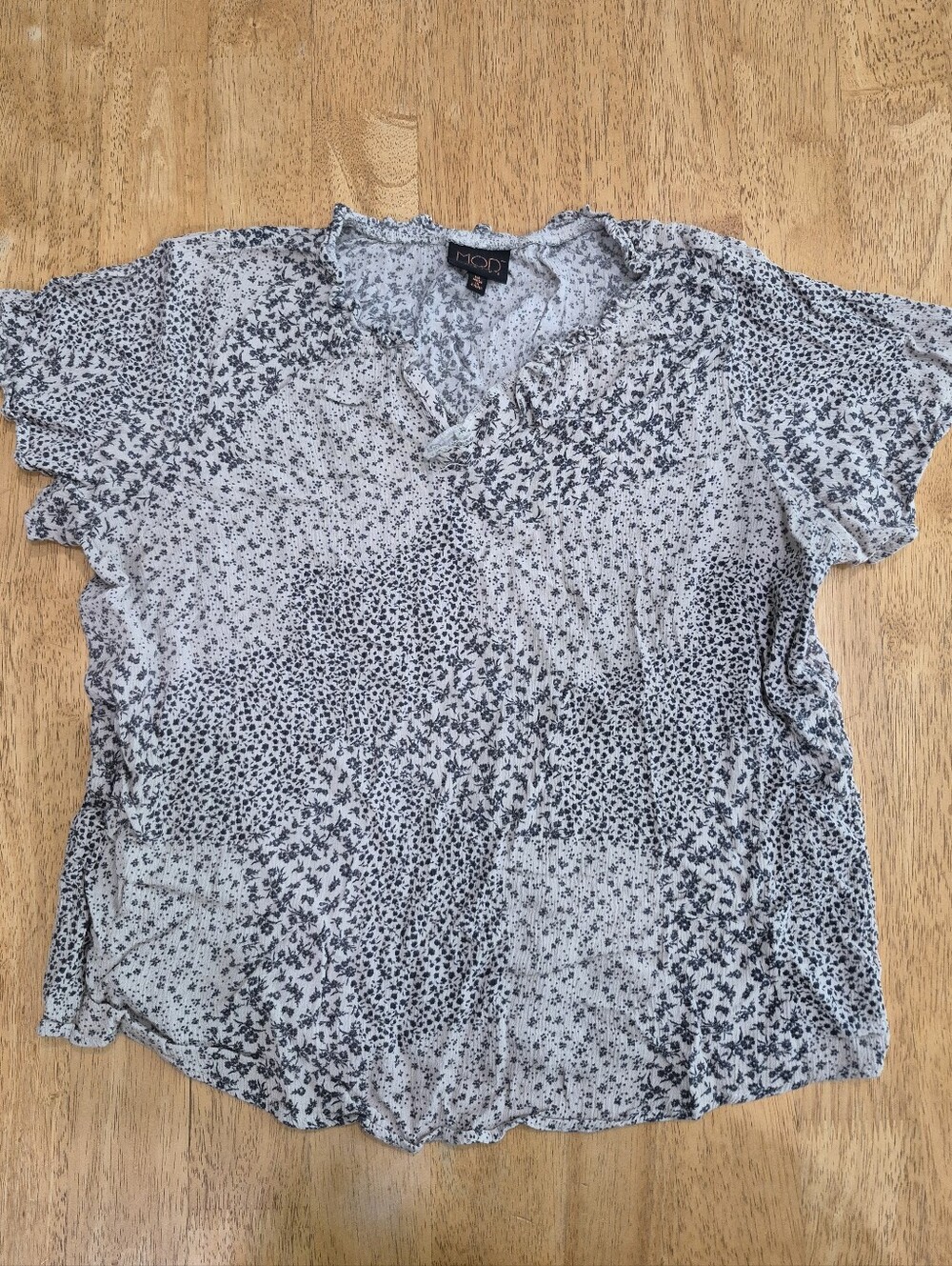 EUC MOD Lusive Floral Print Short Sleeve V-Neck Top Blouse White Black